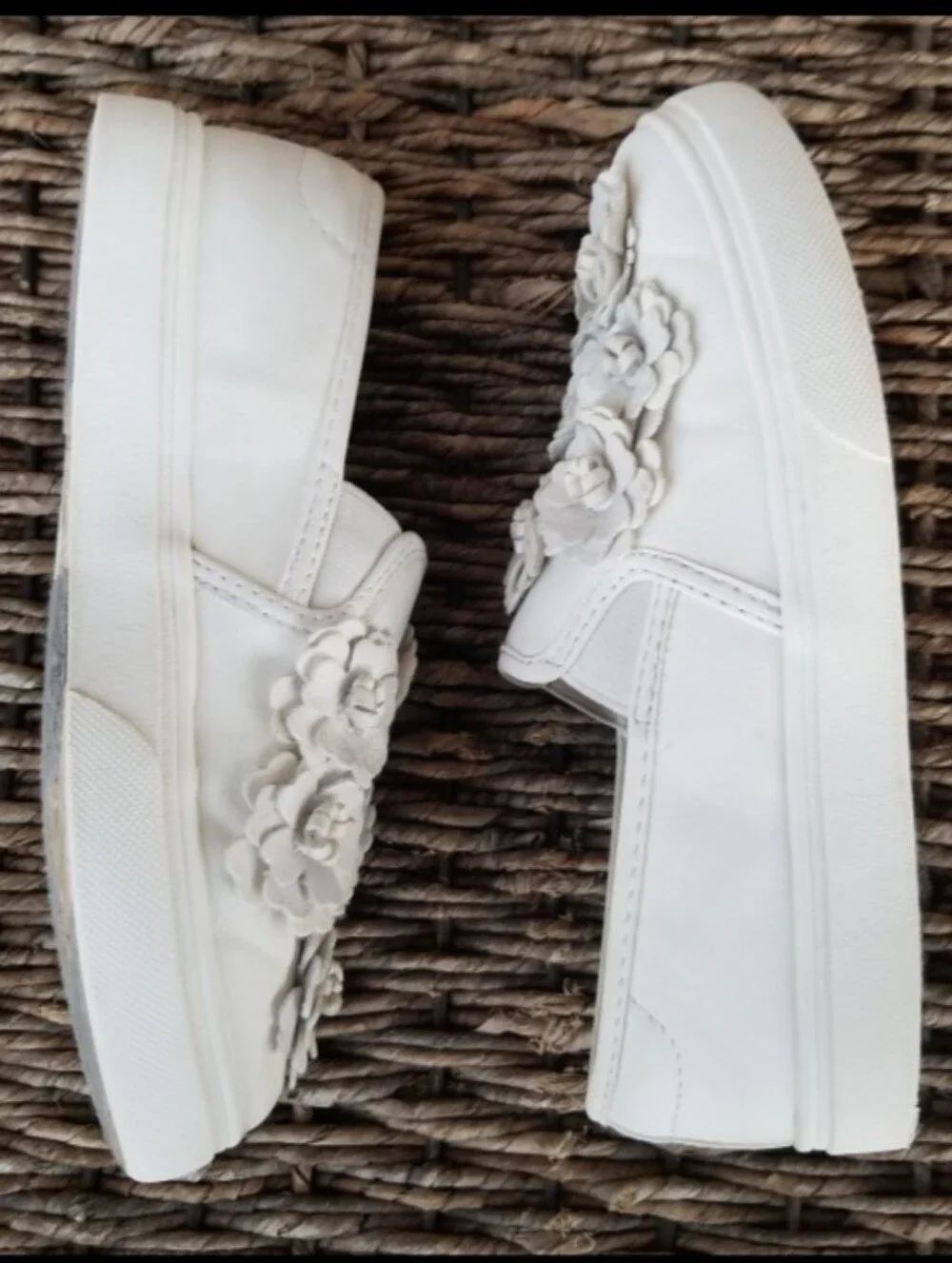 Big Kids' WHITE Leather-Like Sneaker (Girls Sz 2) Tennis Shoes W/ Floral Accent